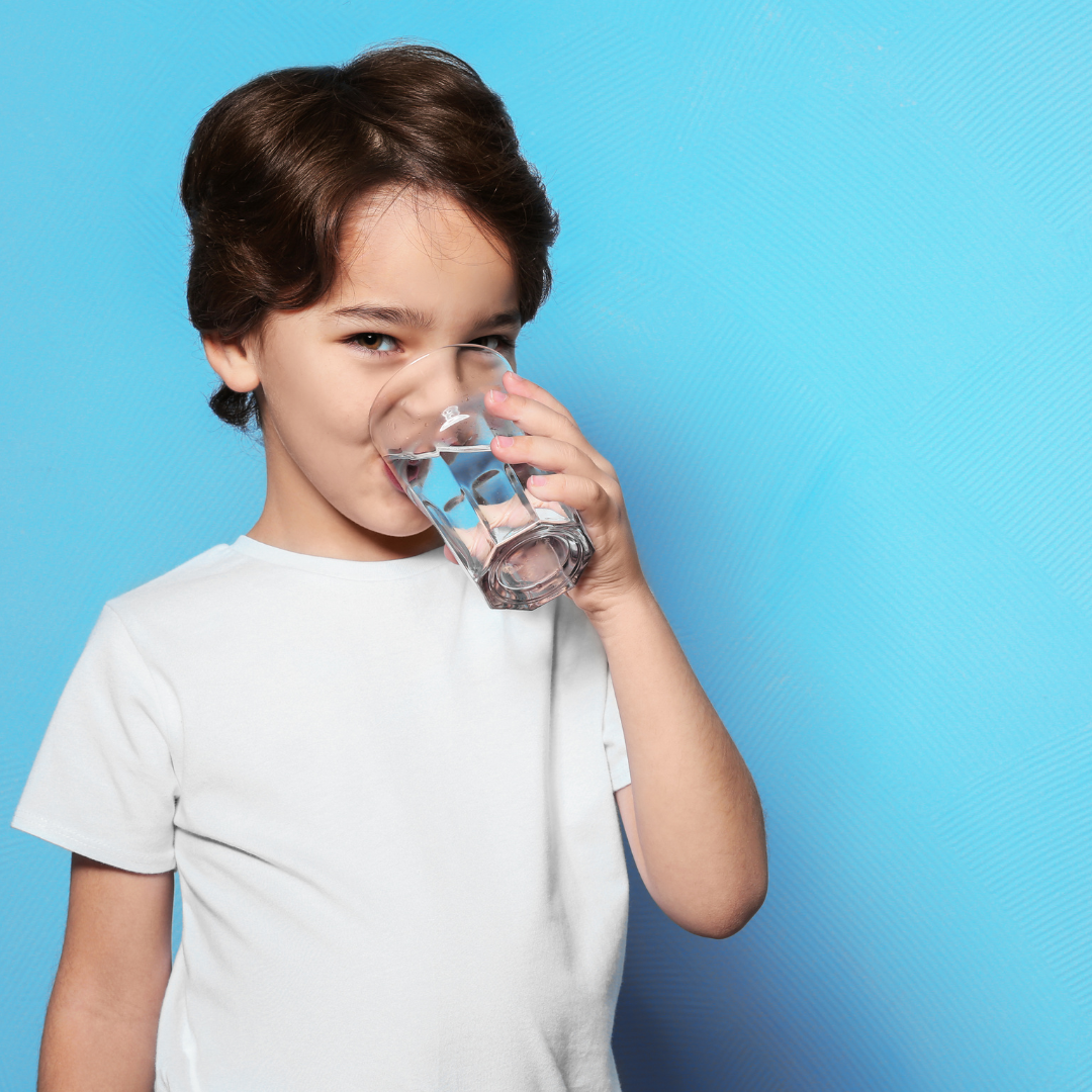 Https coomer su. Ребенок пьет. Пить воду. Питьевая вода человек фон. Ребенок пьет молоко.